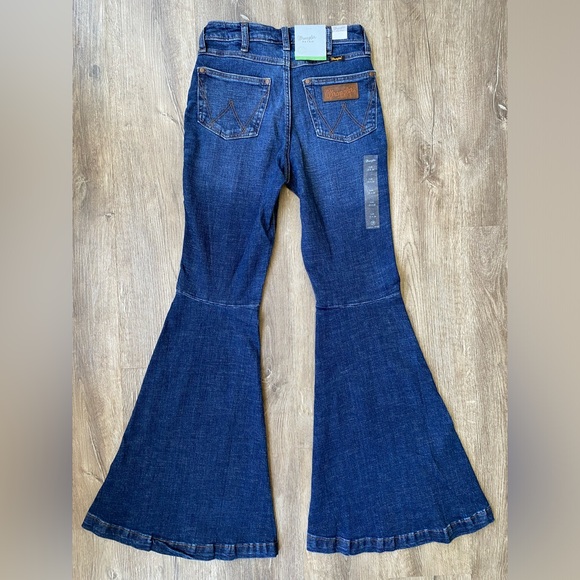 NWT 25x34 Wrangler Retro High Rise Trumpet Flare Jeans in Jana - Picture 2 of 16